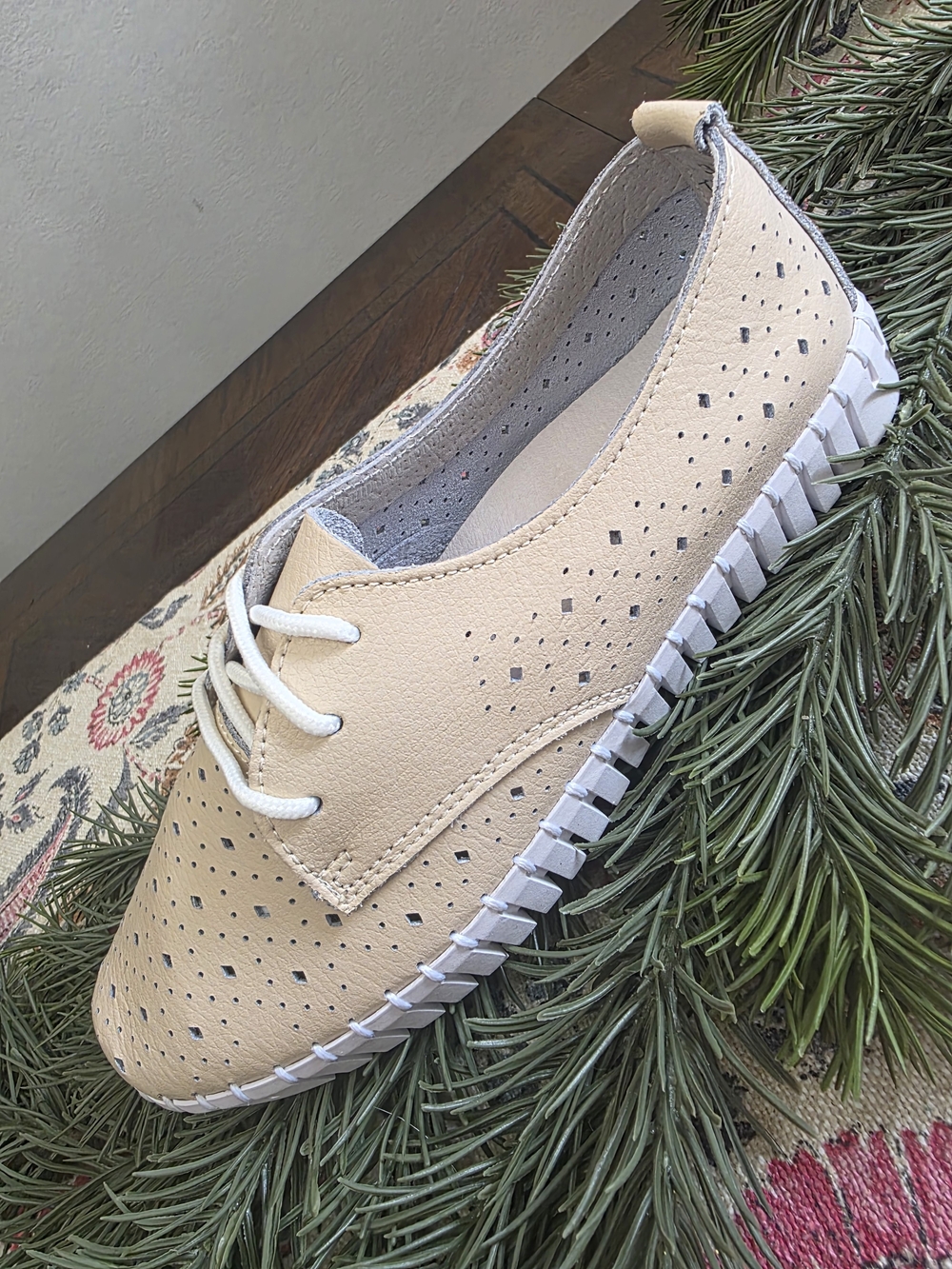 bernie mev. Women's TW 36 Loafer in Cream